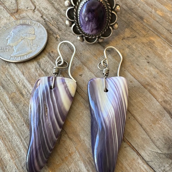 Native made Wampum Sterling ring and 2 pair large wampum dangle earrings. Sz 8 - Picture 2 of 7